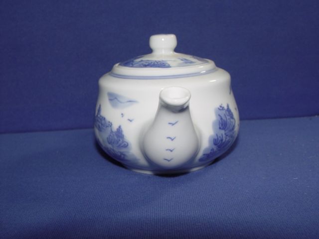 NEW CHINESE PORCELAIN TEAPOT  