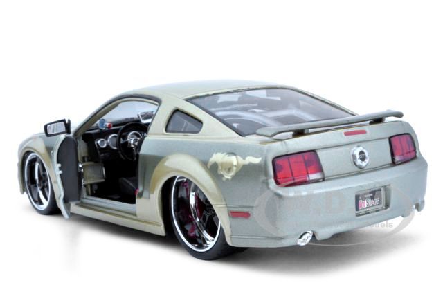 2006 FORD MUSTANG GT GOLD 124 DIECAST MODEL CAR CUSTOM  