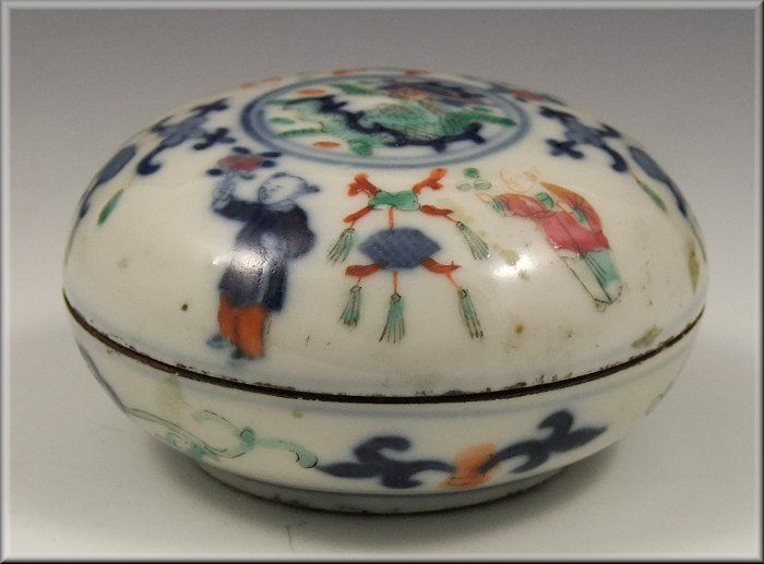 Fine Chinese Doucai Porcelain Seal Paste Box w/ Qianlong Marks  