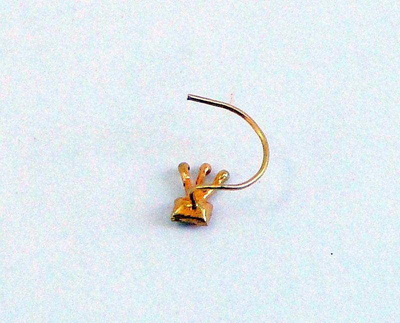 18 K SOLID GOLD NOSE STUD. SIMPLE DESIGN AND SATED SMALL ZIRCON, NICE 